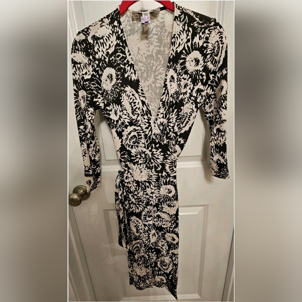 DVF Diane von Furstenberg Julian Wrap Dress Black White Floral 100% Silk Vintage